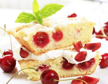 Шарлотка з вишнею – смачні рецепти