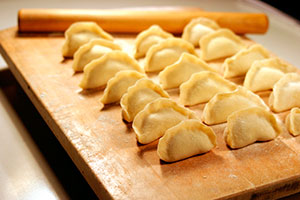 Як зробити просте тісто на вареники: 5 рецептів