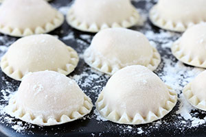 Заварне тісто для пельменів: рецепти з додаванням яєць і пісні