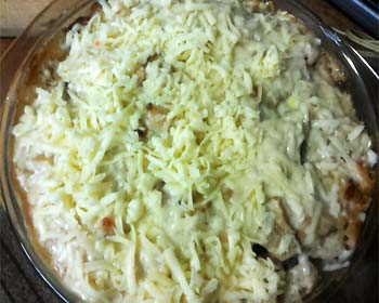 Курка з картоплею в духовці. Покроковий рецепт картоплі з куркою у вершковому грибному соусі.