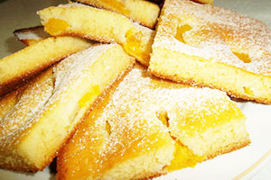 Шарлотка з персиками: смачні рецепти