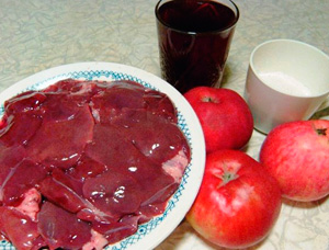 Куряча печінка з яблуками і цибулею: 3 рецепта