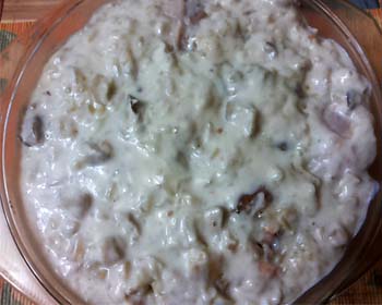 Курка з картоплею в духовці. Покроковий рецепт картоплі з куркою у вершковому грибному соусі.