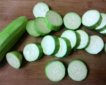 Що приготувати на вечерю, швидко, просто і недорого. Кабачки, запечені з м’ясом в духовці