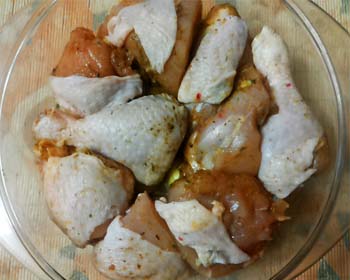 Курка з картоплею в духовці. Покроковий рецепт картоплі з куркою у вершковому грибному соусі.