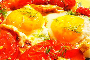 Яєчня з помідорами, сиром і ковбасою