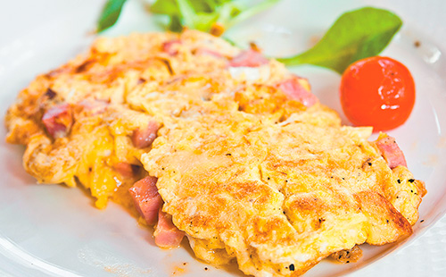 Омлет з шинкою і помідорами – смачні рецупти