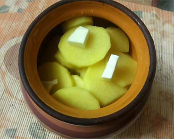 Курка з картоплею в духовці. Покроковий рецепт картоплі з куркою у вершковому грибному соусі.