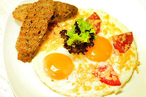 Яєчня з помідорами, сиром і ковбасою