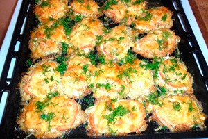 Курка по-французьки в духовці з картоплею і помідорами