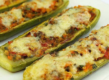 Що приготувати на вечерю, швидко, просто і недорого. Кабачки, запечені з м’ясом в духовці