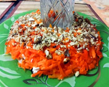 Салат “Гранатовий браслет” з куркою і волоським горіхом. Покроковий рецепт з фото