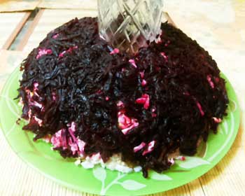 Салат “Гранатовий браслет” з куркою і волоським горіхом. Покроковий рецепт з фото