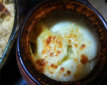 Курка з картоплею в духовці. Покроковий рецепт картоплі з куркою у вершковому грибному соусі.