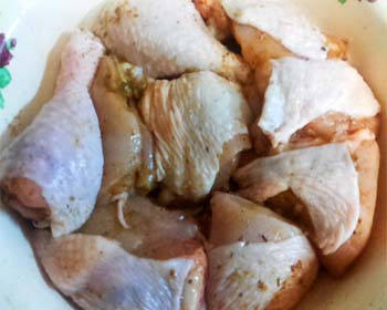 Курка з картоплею в духовці. Покроковий рецепт картоплі з куркою у вершковому грибному соусі.