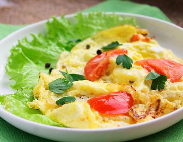 Омлет з помідорами і сиром, з цибулею і ковбасою