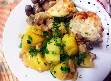 Курка з картоплею в духовці. Покроковий рецепт картоплі з куркою у вершковому грибному соусі.