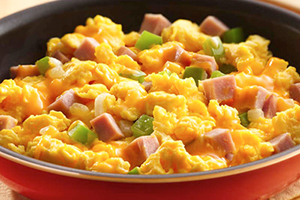 Як приготувати яєчню в мікрохвильовій печі: з овочами, сиром і шинкою