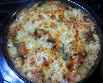 Курка з картоплею в духовці. Покроковий рецепт картоплі з куркою у вершковому грибному соусі.