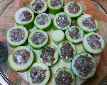 Що приготувати на вечерю, швидко, просто і недорого. Кабачки, запечені з м’ясом в духовці