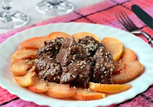 Куряча печінка з яблуками і цибулею: 3 рецепта