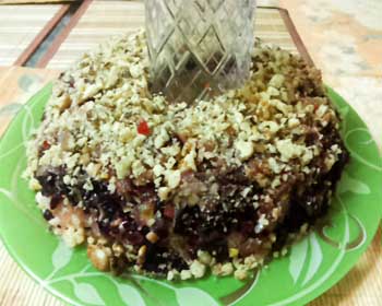 Салат “Гранатовий браслет” з куркою і волоським горіхом. Покроковий рецепт з фото