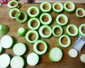 Що приготувати на вечерю, швидко, просто і недорого. Кабачки, запечені з м’ясом в духовці