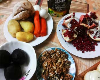 Салат “Гранатовий браслет” з куркою і волоським горіхом. Покроковий рецепт з фото