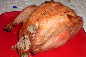 Курка, фарширована рисом в духовці: 4 рецепта