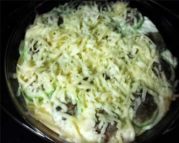 Що приготувати на вечерю, швидко, просто і недорого. Кабачки, запечені з м’ясом в духовці