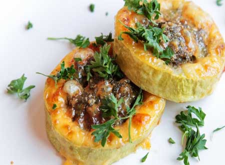 Що приготувати на вечерю, швидко, просто і недорого. Кабачки, запечені з м’ясом в духовці