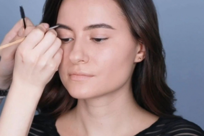 Як природно нафарбувати брови за допомогою помади