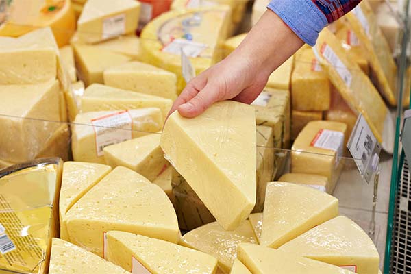 До чого сниться купувати сир жінці чи чоловікові — 38 тлумачень із різних сонників.