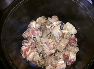 Картопля, тушкована з м’ясом. Покроковий класичний рецепт з фото