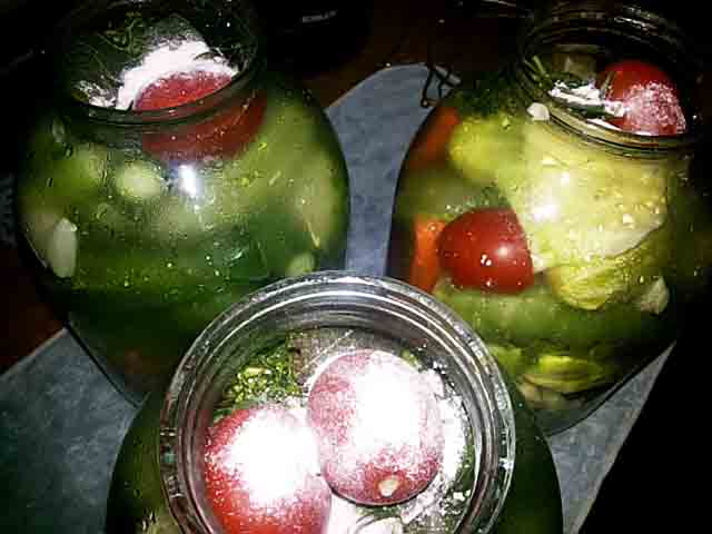 Дуже смачні консервовані огірки на зиму. Рецепт з червоною смородиною