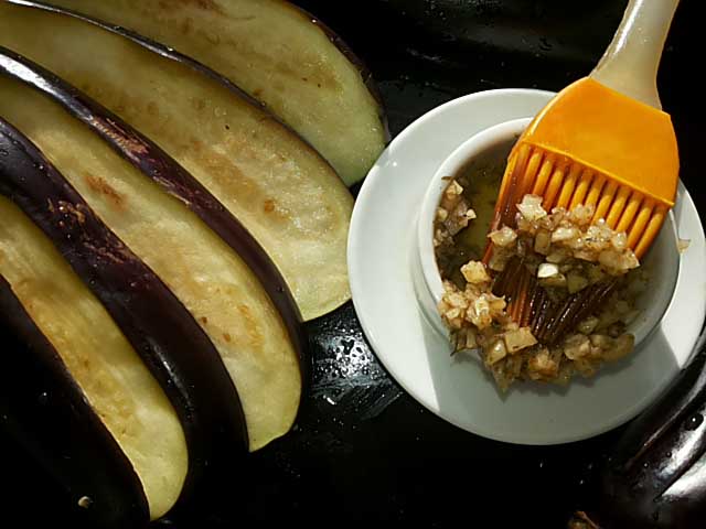 Баклажани запечені в духовці з сиром і помідорами. Віяло з баклажанів