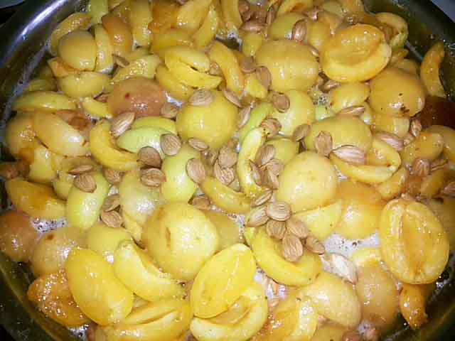 Варення з абрикосів з ядерцями на зиму рецепт з фото