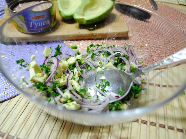 Салати з авокадо і консервованим тунцем — прості і смачні рецепти