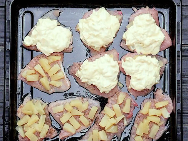 Курка з ананасами, запечена в духовці — найсмачніші покрокові рецепти