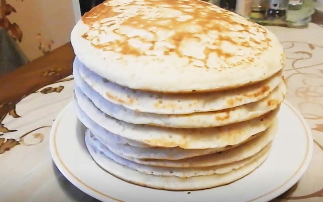 Млинці на сироватці — 8 рецептів дуже смачних млинців з дірочками