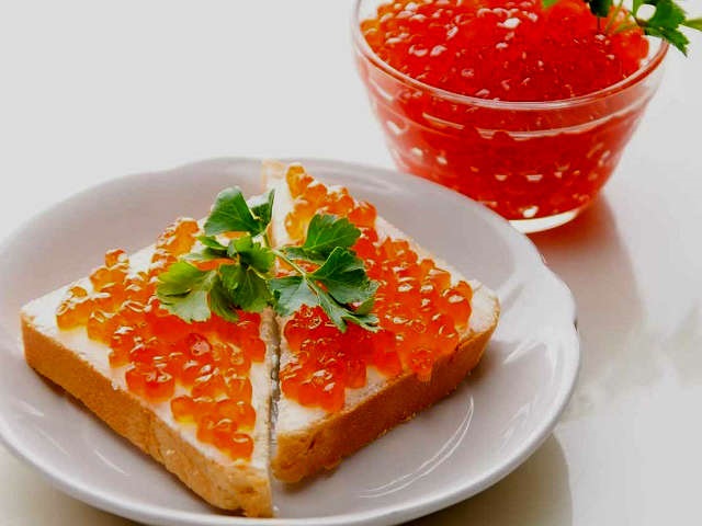 Як смачно посолити ікру горбуші в домашніх умовах — 6 швидких рецептів