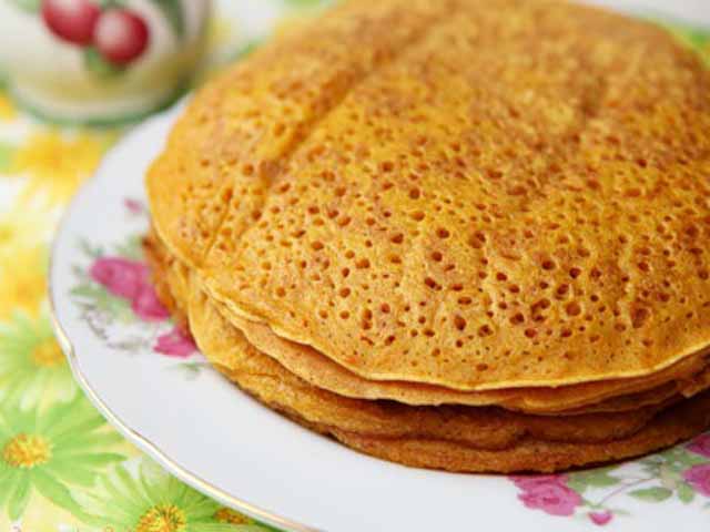 Тонкі млинці на кефірі – 15 смачних рецептів млинців з дірочками