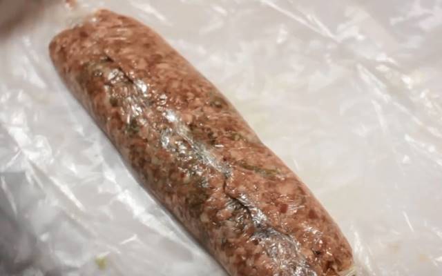 М’ясний рулет з фаршу — 6 рецептів з різними начинками