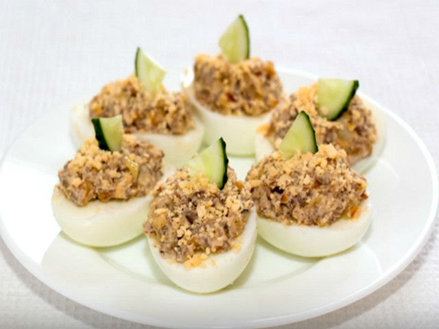 Яйця, фаршировані різними начинками. 12 простих і дуже смачних рецептів