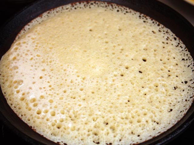 Тонкі млинці на кефірі – 15 смачних рецептів млинців з дірочками