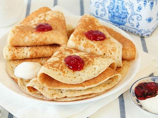 Дріжджові млинці на молоці — 8 покрокових рецептів