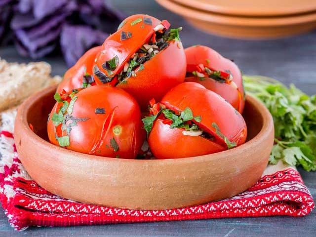 Помідори фаршировані – 6 простих і смачних рецептів з фото