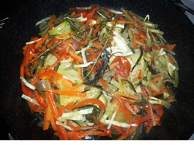 Курячі гомілки з овочами на сковороді з запеченою картоплею