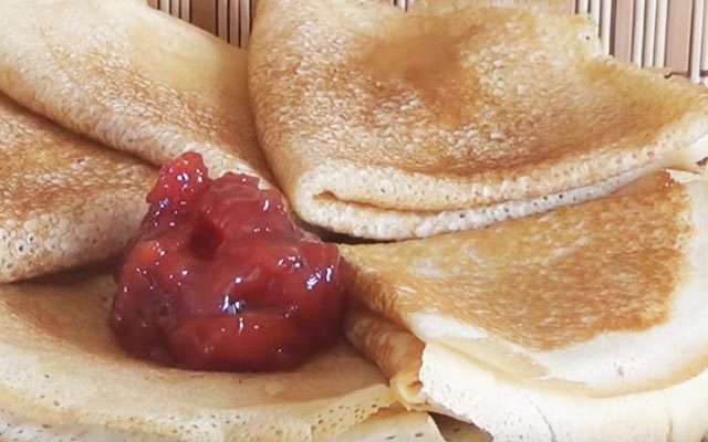 Млинці на сироватці — 8 рецептів дуже смачних млинців з дірочками