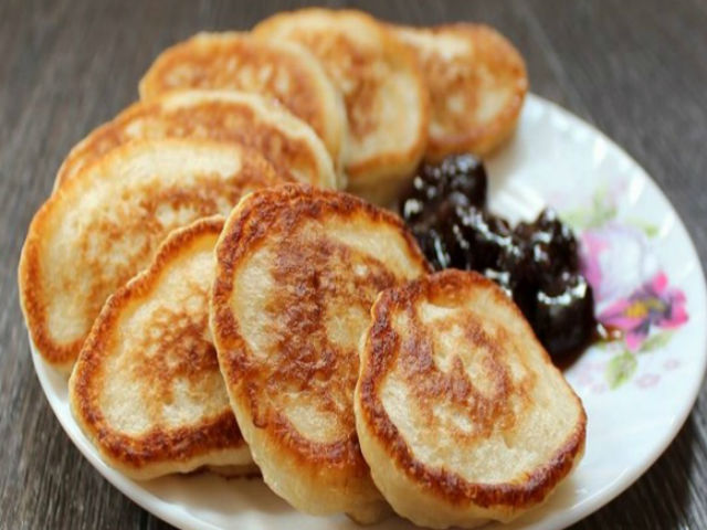 Оладки на молоці і дріжджах: пишні, повітряні й дуже смачні